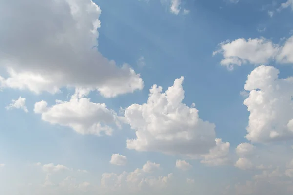 Das Flugzeug Fliegt Bei Schönstem Sommerwetter Himmel — Stockfoto