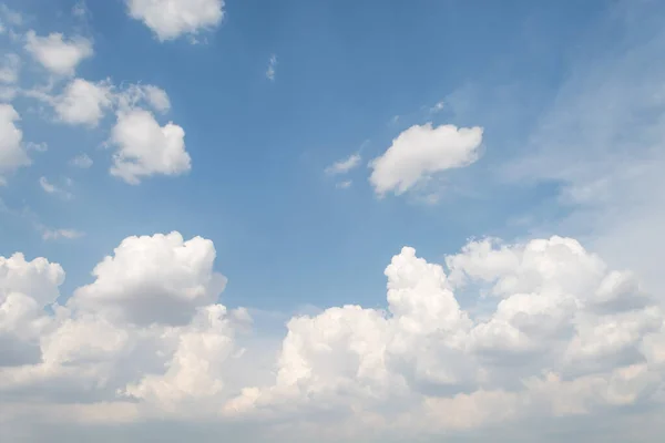 Avião Está Voando Céu Com Tempo Mais Brilhante Temporada Verão — Fotografia de Stock