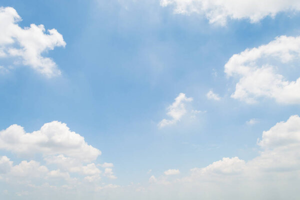 тучи белые мягкие в огромном голубом небе