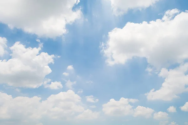 Uçsuz Bucaksız Mavi Gökyüzünde Yumuşak Bulutlar — Stok fotoğraf