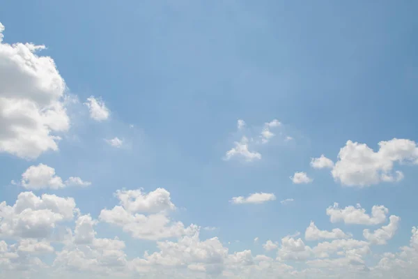 Gökyüzü Yazı Bulutlu Arka Plan Mavi Gökyüzünde Parlak Güneşli — Stok fotoğraf