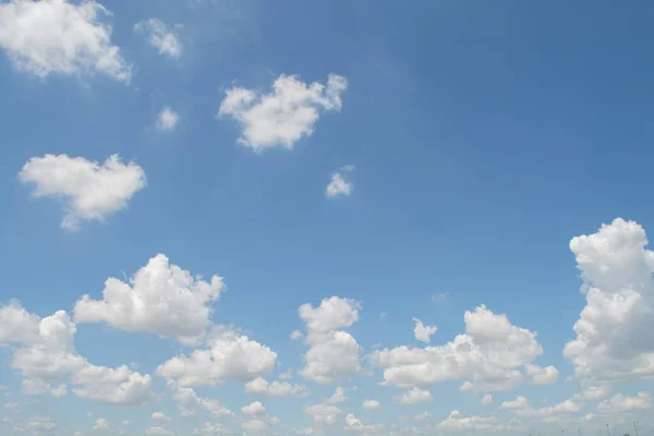 Ουράνιο Καλοκαίρι Συννεφιασμένο Φόντο Φωτεινό Ηλιόλουστο Στον Γαλάζιο Ουρανό — Φωτογραφία Αρχείου