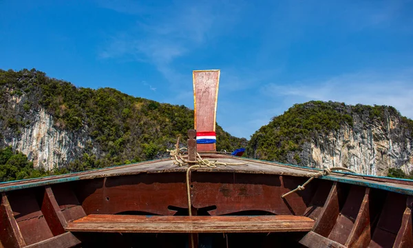 Phi Phi Adaları, Tayland 'da kayalık dağ ve mavi gökyüzü arka planlı uzun kuyruklu teknenin gemisi..