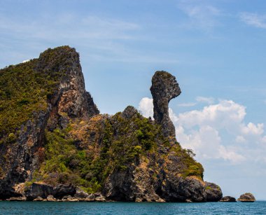 Koh Kai ya da Krabi 'deki Andaman Denizi' nde mavi gökyüzü olan Tavuk Adası. Koh Kai Tayland 'da görülmemiş..