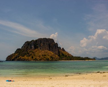 Denizde büyük bir ada, mavi gökyüzü ve bulut arkaplanı, Tayland.