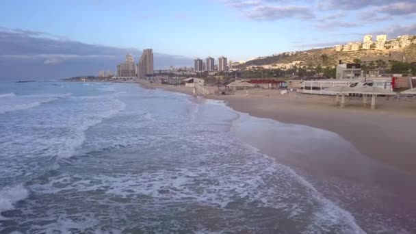 Luftaufnahme von Haifa Strand Hotels Bereich Küste. — Stockvideo