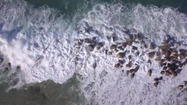 Les vagues océaniques se brisent sur un brise-lames à la mer d'hiver. Vue aérienne du haut vers le bas . — Video