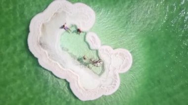 Denizde güneşin tadını çıkaran turistlerin hava görüntüleri..