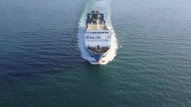  Denizde seyreden bir RoRo Taşıyıcı Aracının hava görüntüsü.