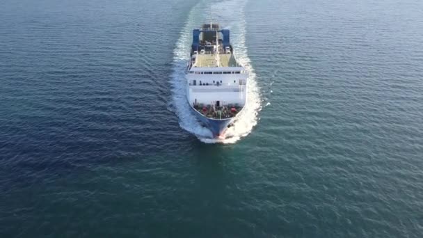 Widok z lotu ptaka na średni statek transportowy RoRo Vehicle pływający po morzu. — Wideo stockowe