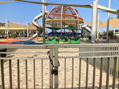 Oyun alanı kilitli. Coronavirus sosyal mesafe karantinası.