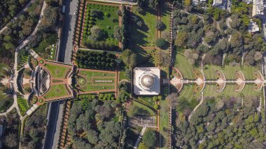 Güzel Bahai bahçesi ve İsrail Hayfa 'daki tapınak üzerinde hava manzarası.