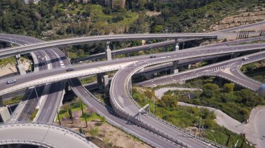 Şehirdeki karayolu, kavşak ve üst geçit havadan görünüyor..