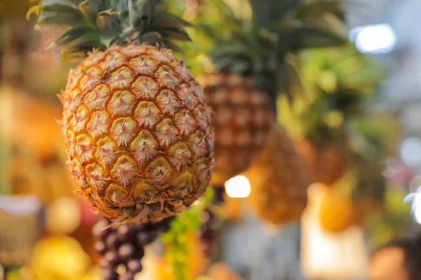 Rijp hele ananas op de markt. Verse ananas. — Stockfoto