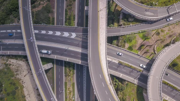 Vista aérea de la carretera, intercambio y paso elevado en la ciudad . — Foto de Stock