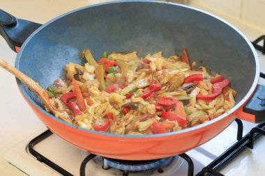 Çin usulü sotelenmiş sebzeli Pan..