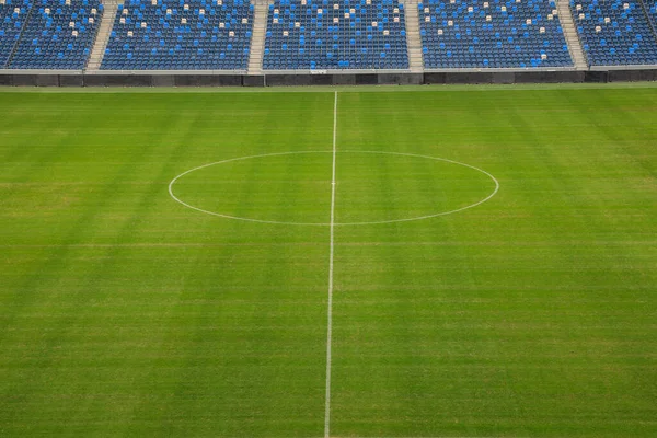 Piłka nożna na pustym stadionie od fanów. — Zdjęcie stockowe