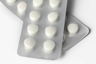 Eczacılık ilaçları beyaz arka planda. Kapsül hapı. Beyaz ilaç ve haplar..