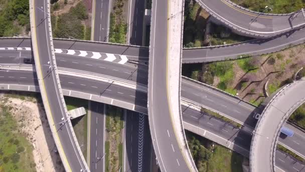 Αεροφωτογραφία της εθνικής οδού, των κόμβων και της γέφυρας στην πόλη. — Αρχείο Βίντεο