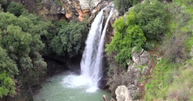 Her yerde yüksek şelale ve yeşillik.