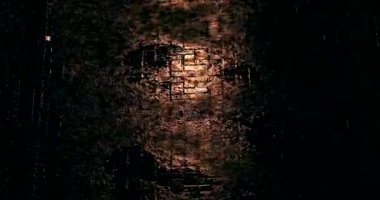 Geceleri yere yağmur damlaları düşer. Gece sokak ışıkları.