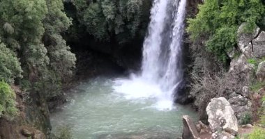 Her yerde yüksek şelale ve yeşillik var. Uzun pozlu fotoğrafçılık.