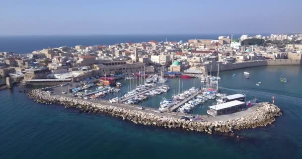 Acre Israel: Aerial footage of the old City and the ancient port and marina. Tire hacia arriba tiro . — Vídeo de stock