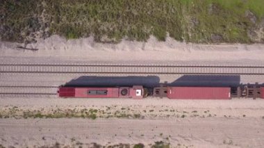 Çerçeveden geçen yük treni yüksek hızda, 