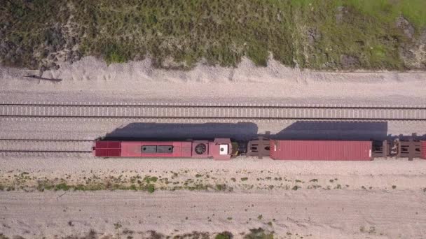 Грузовой поезд пересекает рамку на высокой скорости , — стоковое видео
