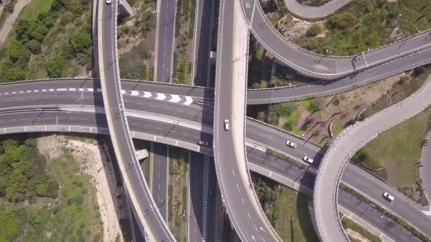 都市の高速道路、インターチェンジや陸橋の空中ビュー. — ストック動画