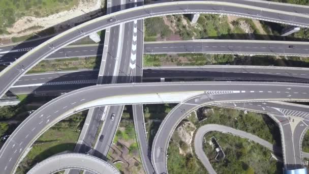 Vista aérea da rodovia, intercâmbio e viaduto na cidade . — Vídeo de Stock