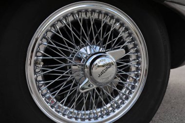 Kuzey bölgesi, İsrail - 4 Mayıs 2020: Jaguar E-Type 'ın jant kapağı. Jaguar araba tekerleği.