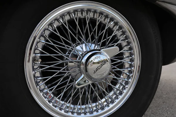 Kuzey bölgesi, İsrail - 4 Mayıs 2020: Jaguar E-Type 'ın jant kapağı. Jaguar araba tekerleği.