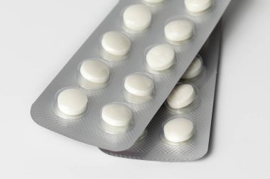 Eczacılık ilaçları beyaz arka planda. Kapsül hapı. Beyaz ilaç ve haplar..