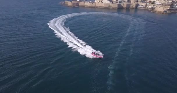 Luchtfoto van luxe motorboot racen op het water. — Stockvideo