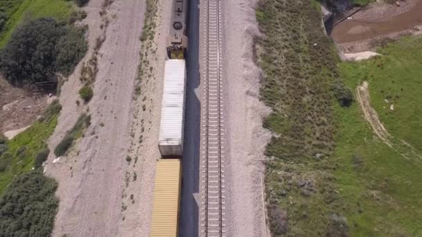 Güterzug überquert Autobahnbrücke, der Verkehr fließt darunter. — Stockvideo