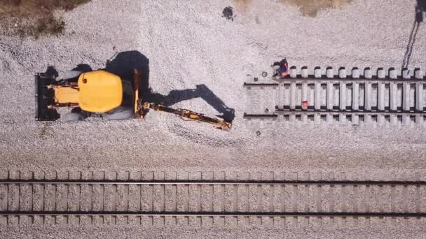 Trabalhadores ferroviários reparando uma pista quebrada. A reparar caminhos-de-ferro. Processo de manutenção de trilhos . — Vídeo de Stock