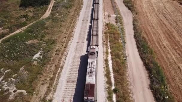 Trenul încărcat cu șine feroviare a rămas blocat pe calea ferată . — Videoclip de stoc