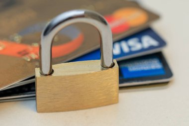 Tel Aviv, İsrail - 26 Ocak 2020 Kredi Kartı Güvenliği. VISA, MasterCard ve American Express.