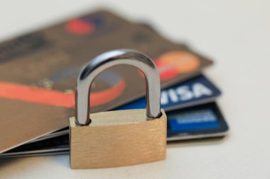 Tel Aviv, İsrail - 26 Ocak 2020 Kredi Kartı Güvenliği. VISA, MasterCard ve American Express.