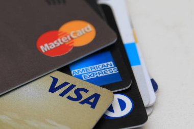 Tel Aviv, İsrail - 26 Ocak 2020: kredi kartları büyük markalar. VISA, MasterCard ve American Express. 