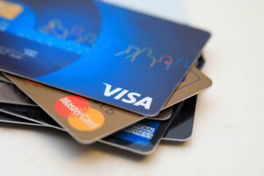 Tel Aviv, İsrail - 26 Ocak 2020: kredi kartları büyük markalar. VISA, MasterCard ve American Express. 