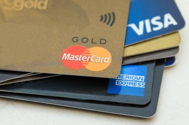 Tel Aviv, İsrail - 26 Ocak 2020: kredi kartları büyük markalar. VISA, MasterCard ve American Express. 