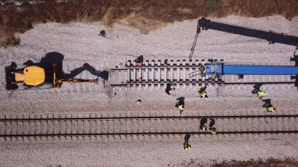 Lavoratori ferroviari che riparano un binario rotto. Riparare la ferrovia. Processo di manutenzione delle rotaie. — Video Stock