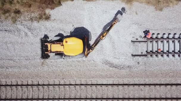 Trabajadores del ferrocarril reparando una vía rota. Reparación del ferrocarril. Proceso de mantenimiento de vías ferroviarias . — Vídeos de Stock