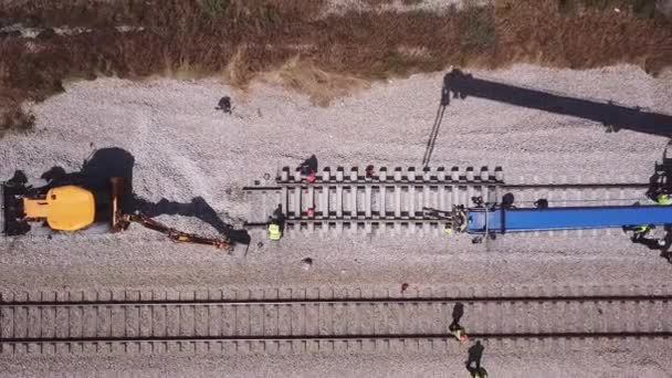 Pekerja kereta api memperbaiki rel yang rusak. Memperbaiki kereta api. Proses pemeliharaan trek kereta api. — Stok Video