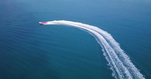Aerial view of luxury motor boat racing on the water. — Stock Photo, Image