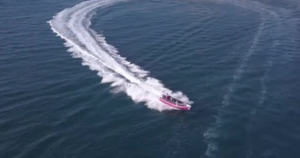 Luftaufnahme von Luxus-Motorbootrennen auf dem Wasser. — Stockvideo