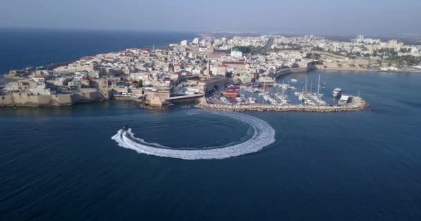 Acre Israel: Eski Şehir ve Acre Limanı veya Akko, İsrail 'in hava görüntüleri. Denizde sürat teknesi. — Stok video