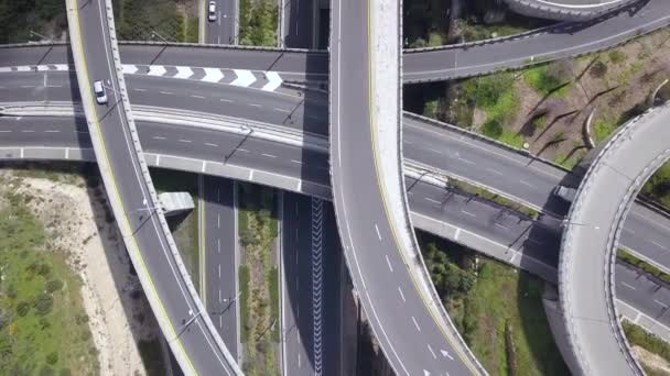 Letecký pohled na dálnici, směnárnu a nadjezd ve městě. — Stock video